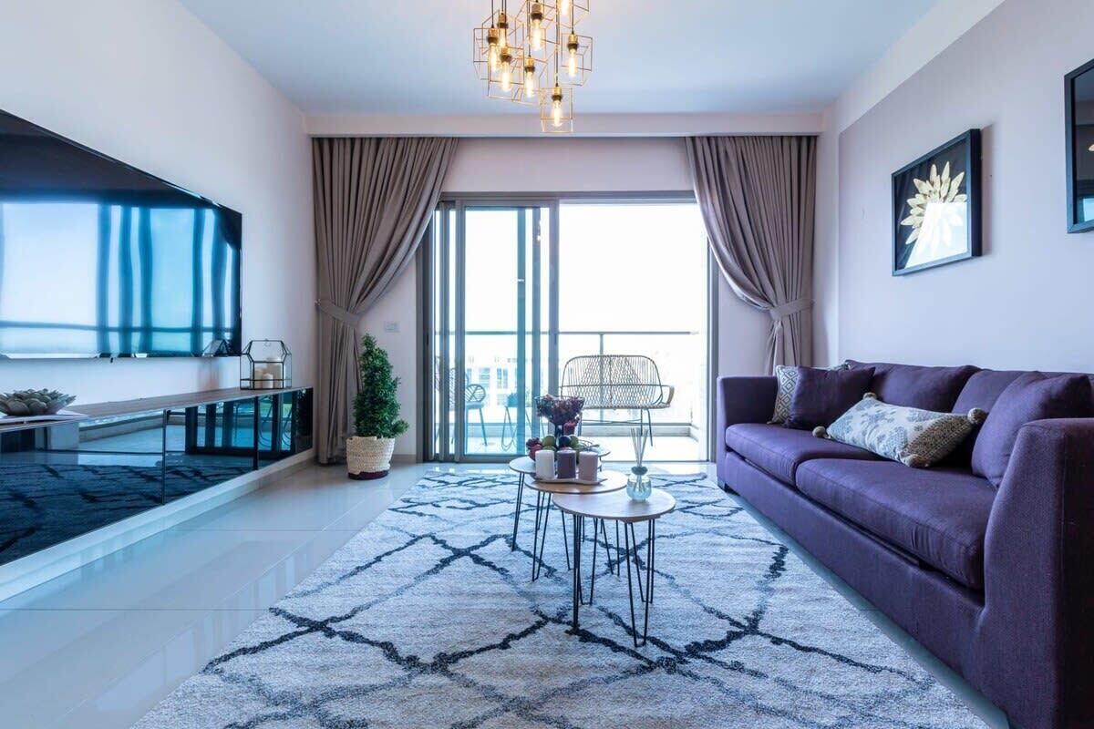 电视、书、办公室