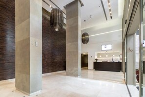 Lobby - Stylish 2BR Parking, View Over The Old City (Jerusalem)