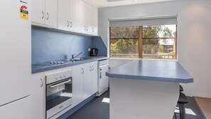 Fridge, microwave, oven, stovetop - Two Storey Apartment Sandcastle 7 (Tuncurry)