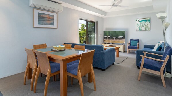 Smart TV, Netflix, DVD player, streaming services