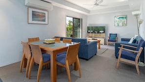 Smart TV, Netflix, DVD player, streaming services