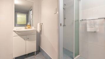 Regadera y secadora de cabello