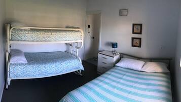 4 slaapkamers, een strijkplank/strijkijzer, wifi