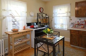 Apartamento | Cozinha privada | Geladeira grande, micro-ondas, fogão, cafeteira/chaleira