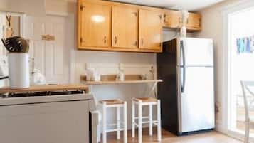 Apartment | Private kitchen | Full-size fridge, microwave, oven, coffee/tea maker