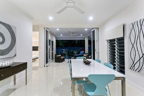 Dining - Azure Beach House Palm Cove (Palm Cove)