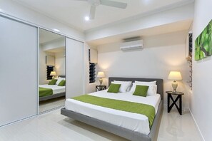 3 bedrooms, iron/ironing board, WiFi, bed sheets - Azure Beach House Palm Cove (Palm Cove)