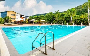 Outdoor pool, a lap pool - Azure Beach House Palm Cove (Palm Cove)