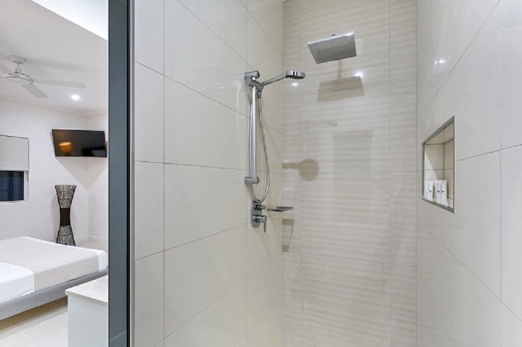 Azure Beach House Palm Cove — image 18