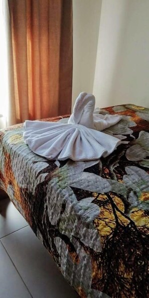 2 habitaciones, edredón, decoración personalizada y muebles diferentes 