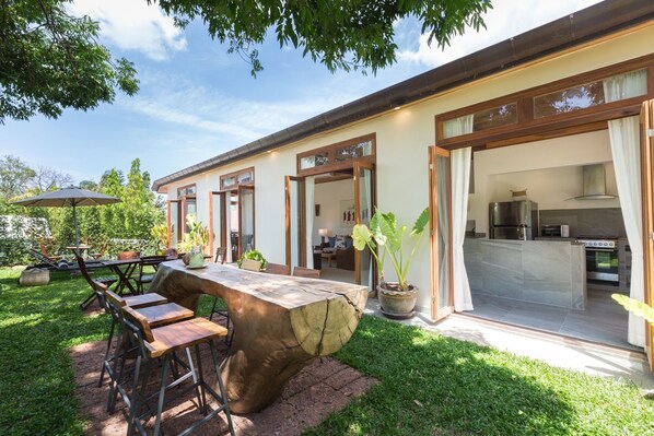 Outdoor dining - PAPAYA GARDEN VILLA, 3BR, 2BA, up to 8 Guests, 5' drive from Chaweng Beach (chaweng)