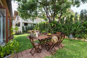 Outdoor dining - PAPAYA GARDEN VILLA, 3BR, 2BA, up to 8 Guests, 5' drive from Chaweng Beach (chaweng)