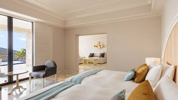 Una habitación de hotel moderna con una cama grande, un área de descanso con una mesa y sillas, y vista a la piscina.