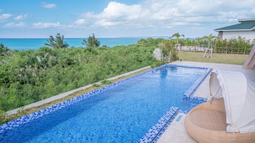 Luxe beddengoed, pillowtop-bedden, een kluis op de kamer