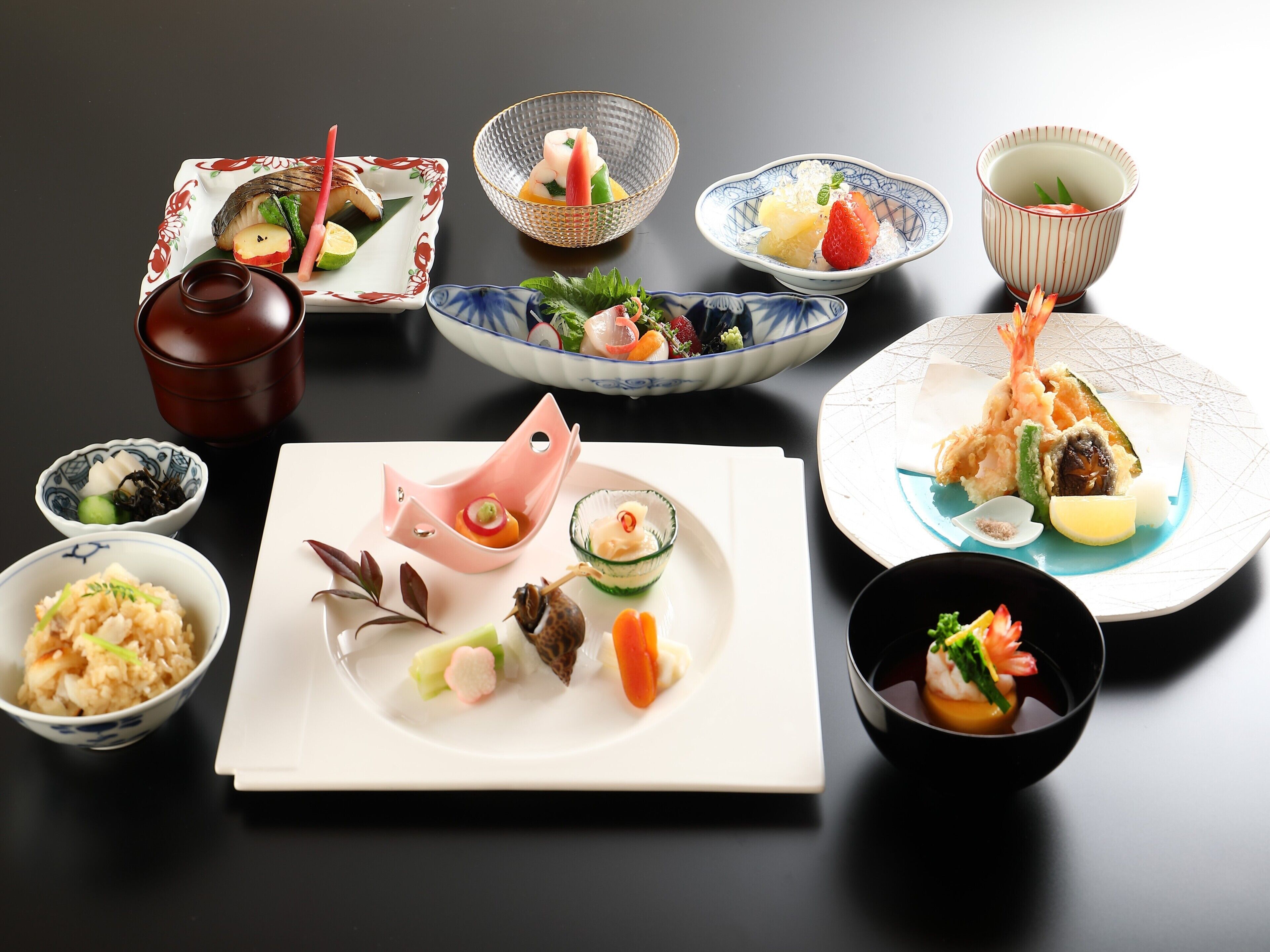 Una variedad de platos japoneses dispuestos sobre una mesa.
