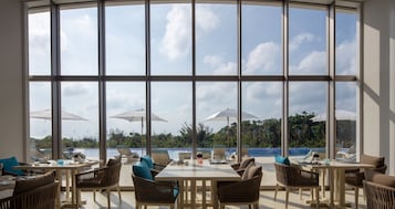 2 restaurants; breakfast, lunch, and dinner served