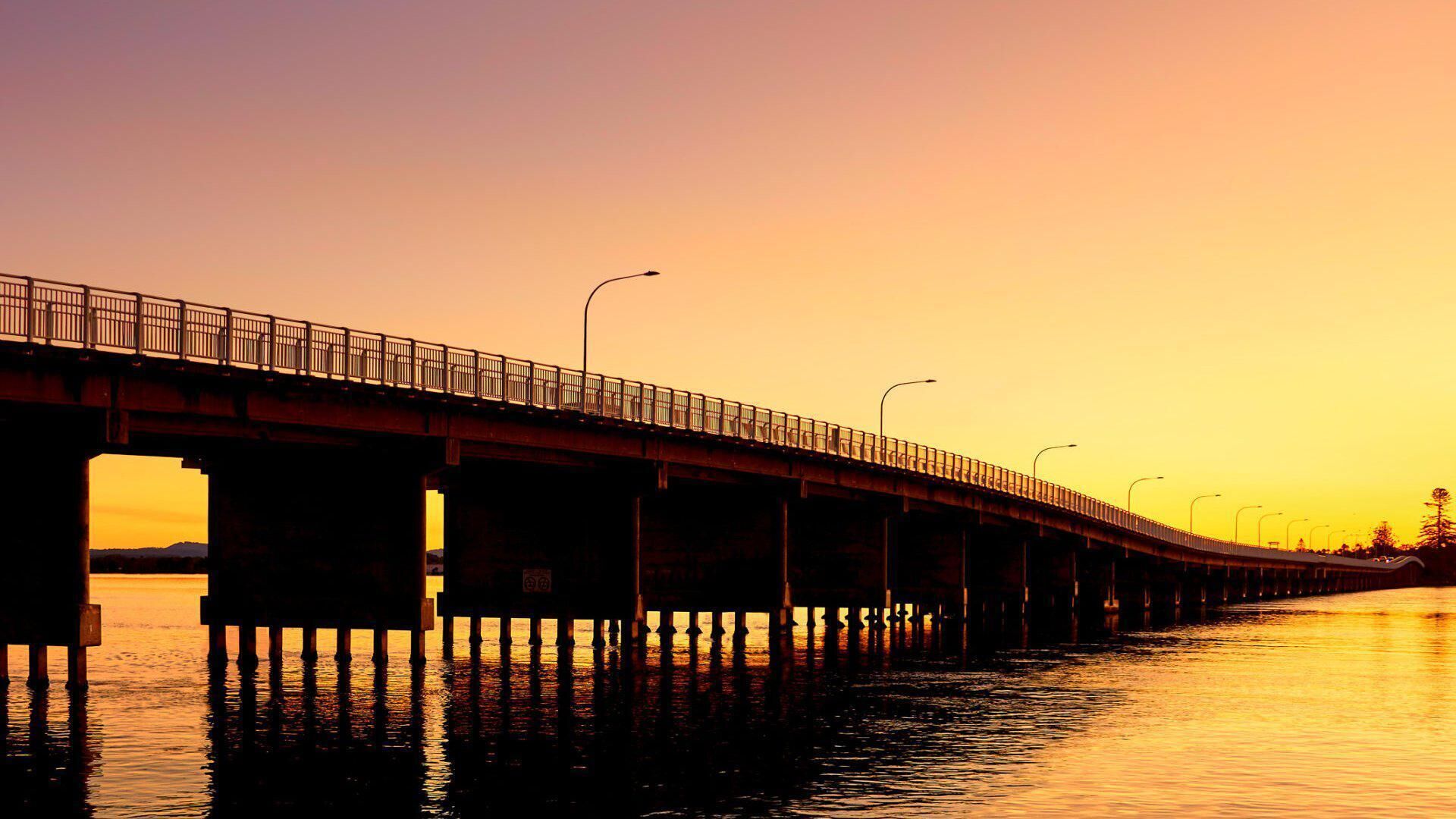 Uma ponte sobre a água ao pôr do sol.