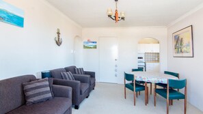 Smart TV, DVD player, books - Seabreeze 4 - Opposite Tuncurry Bowling Club! (Tuncurry)