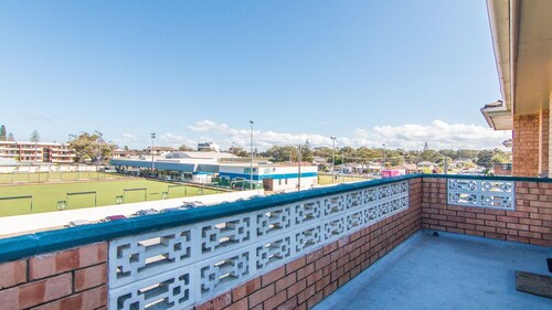 Seabreeze 4 - Opposite Tuncurry Bowling Club!