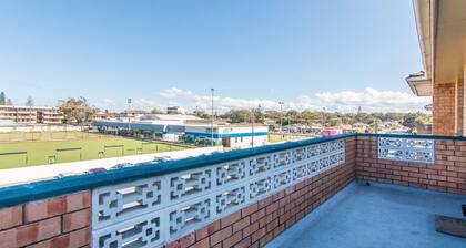 Seabreeze 4 - Opposite Tuncurry Bowling Club!