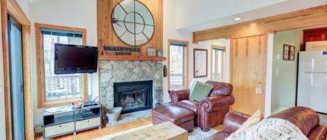 Smart-TV, Kamin, Videospiele, DVD-Player