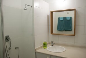 Dusche, Haartrockner, Bidet, Handtücher