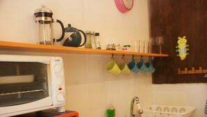 Fridge, microwave, oven, stovetop - Shira apartment in a lovely garden (Herzliya)