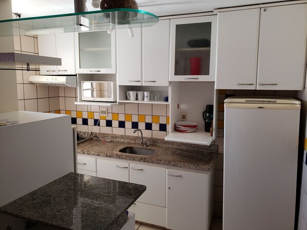 Refrigerador, microondas, freezer, mesa de comedor