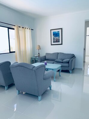 Villa superior, 3 habitaciones | Zona de estar | Una televisión LED, Netflix, servicios de streaming