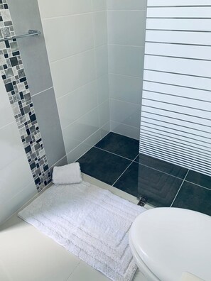 Villa supérieure, 3 chambres | Salle de bain | Douche, douche cascade, séchoir à cheveux, serviettes fournies