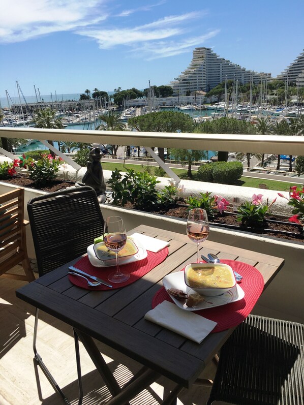 Outdoor dining - Luxurious 1-bedroom condo, sea views, all amenities (Villeneuve-Loubet)