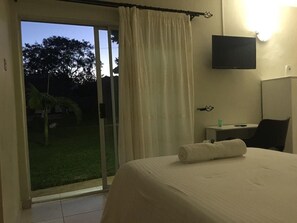 6 bedrooms, iron/ironing board, WiFi, bed sheets - Lodumo Guesthouse B & B (Bulawayo South)