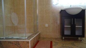 提供毛巾、廁紙