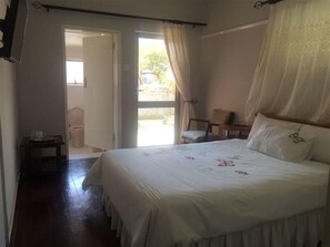 6 bedrooms, iron/ironing board, WiFi, bed sheets
