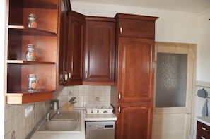 Cookware/dishes/utensils, spices