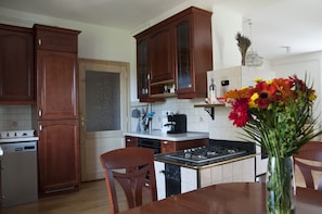 Cookware/dishes/utensils, spices