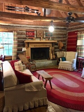 TV, fireplace, DVD player, books - Heardlot Lodge Think of it as a summer camp for families (Highlands)