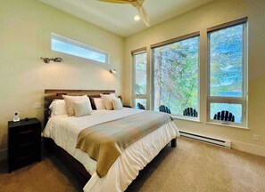 4 bedrooms, iron/ironing board, travel crib, WiFi - Paradise Found, Modern Dream Home on Ashley Lake (Kila)