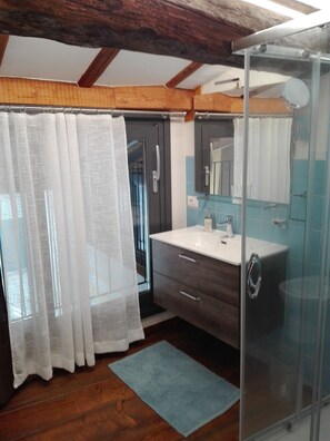 Shower, hair dryer, bidet, towels - Dama Apartment - The Captain's House  (Sulzano)