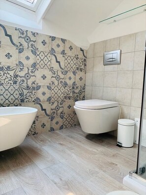 Haartrockner, Handtücher, Seife, Shampoo