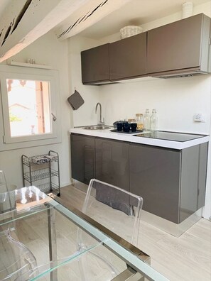 Kühlschrank, Wasserkocher mit Kaffee-/Teezubehör