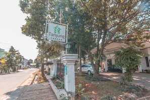 Property entrance - OYO 1329 Tanjung Pakuan (Bogor)