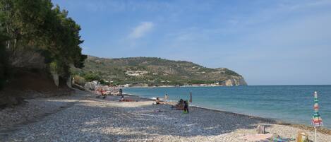 Una spiaggia nelle vicinanze