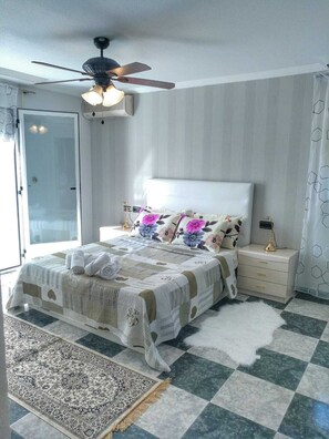 4 bedrooms, iron/ironing board, WiFi, bed sheets