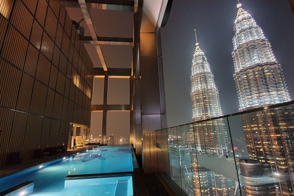 Infinity pool directly facing the twin towers KLCC