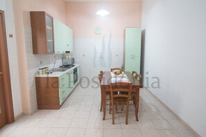 Mikrowelle, Wasserkocher mit Kaffee-/Teezubehör