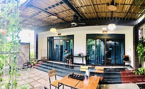 Déjeuner composé de spécialités locales (40000 VND par personne)