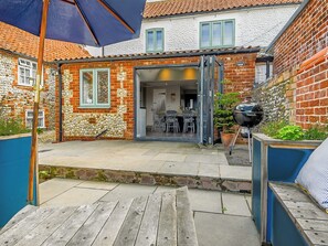Outdoor dining - 3 bedroom accommodation in Blakeney, near Holt (Blakeney, near Holt)