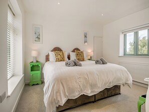 3 bedrooms, free WiFi, bed sheets - 3 bedroom accommodation in Blakeney, near Holt (Blakeney, near Holt)
