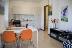 Kühlschrank, Ofen, Wasserkocher mit Kaffee-/Teezubehör, Hochstuhl